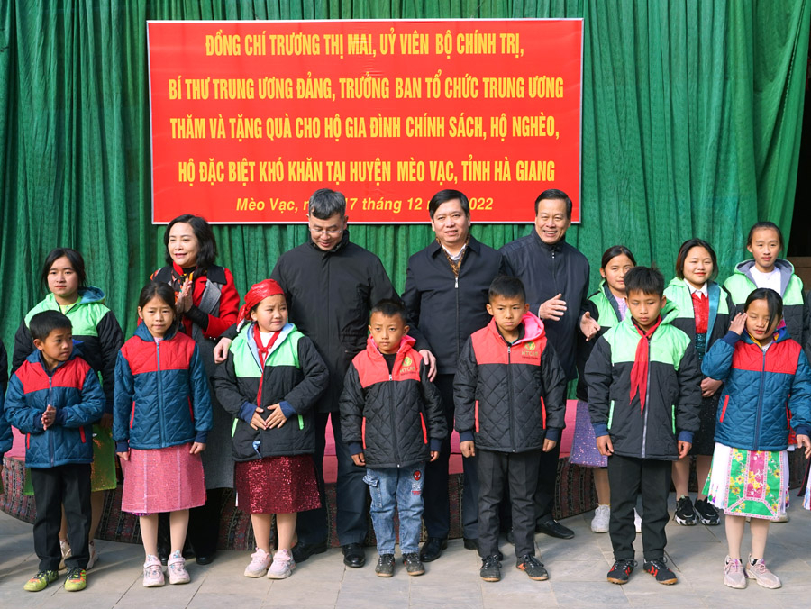 Đoàn công tác Ban Tổ chức T.Ư và Chủ tịch UBND tỉnh Nguyễn Văn Sơn tặng 1.000 chiếc áo ấm cho học sinh nghèo vượt khó học giỏi trên địa bàn huyện Mèo Vạc.(