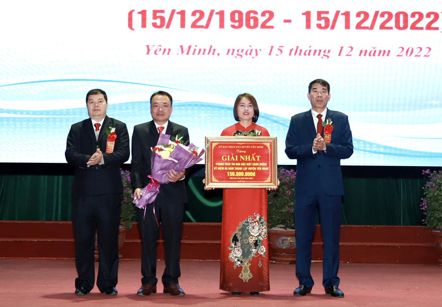 Lãnh đạo huyện Yên Minh trao giải Nhất phong trào thi đua thành lập huyện cho xã Hữu Vinh
