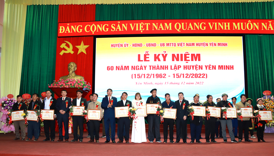 Lãnh đạo huyện Yên Minh tặng Giấy khen của huyện cho các cá nhân 
