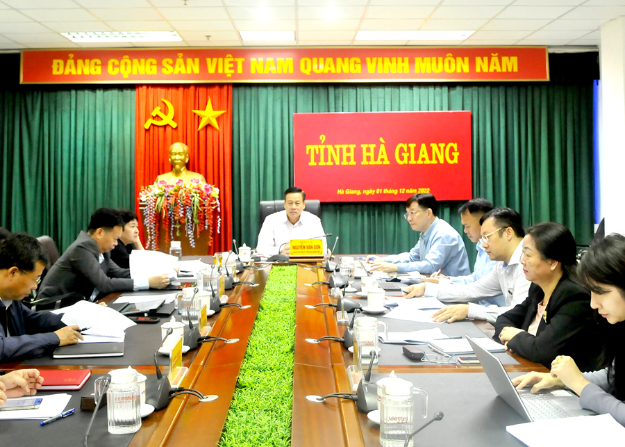 Chủ tịch UBND tỉnh Nguyễn Văn Sơn và các đại biểu tại điểm cầu của tỉnh.
