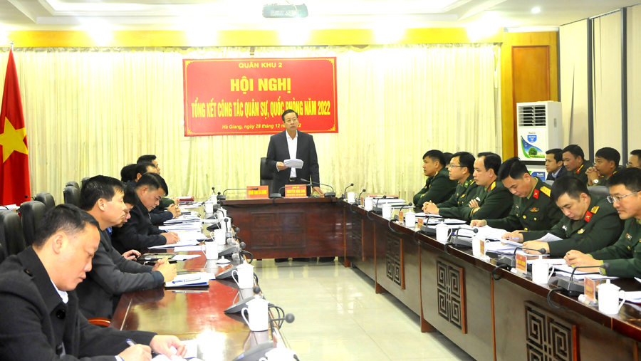 Chủ tịch UBND tỉnh Nguyễn Văn Sơn phát biểu tham luận tại hội nghị.
