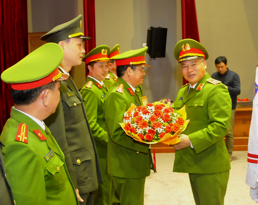 Thứ trưởng Bộ Công an Nguyễn Văn Long tặng hoa chúc mừng các tập thể, cá nhân được Bộ Công an khen thưởng.
