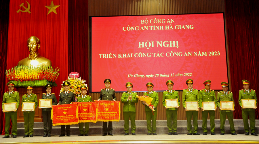 Thứ trưởng Bộ Công an Nguyễn Văn Long trao Cờ thi đua và Bằng khen của Bộ Công an cho các tập thể, cá nhân có thành tích xuất sắc.

