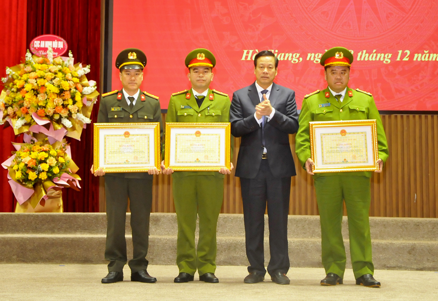 Chủ tịch UBND tỉnh Nguyễn Văn Sơn trao Bằng khen cho các cá nhân.