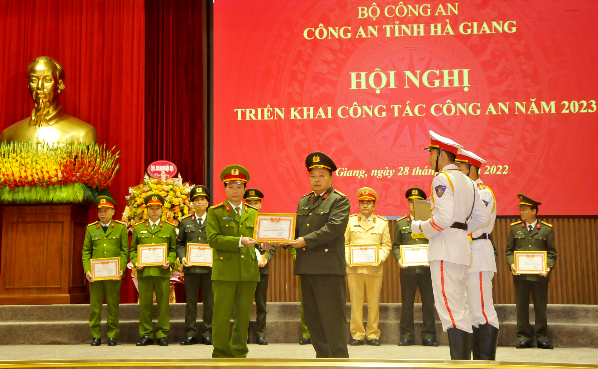 Đại tá Phan Huy Ngọc, Giám đốc Công an tỉnh trao Danh hiệu Đơn vị quyết thắng cho các tập thể, cá nhân.