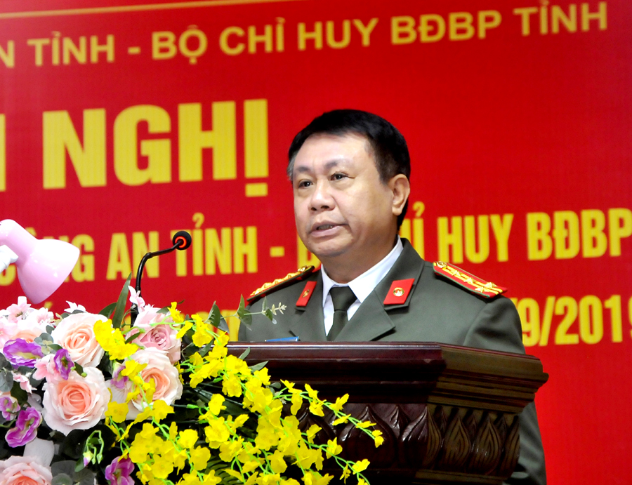 Đại tá Nguyễn Đức Thuận, Phó Giám đốc Công an tỉnh báo cáo tình hình công tác bảo đảm an ninh trật tự trên địa bàn tỉnh.
