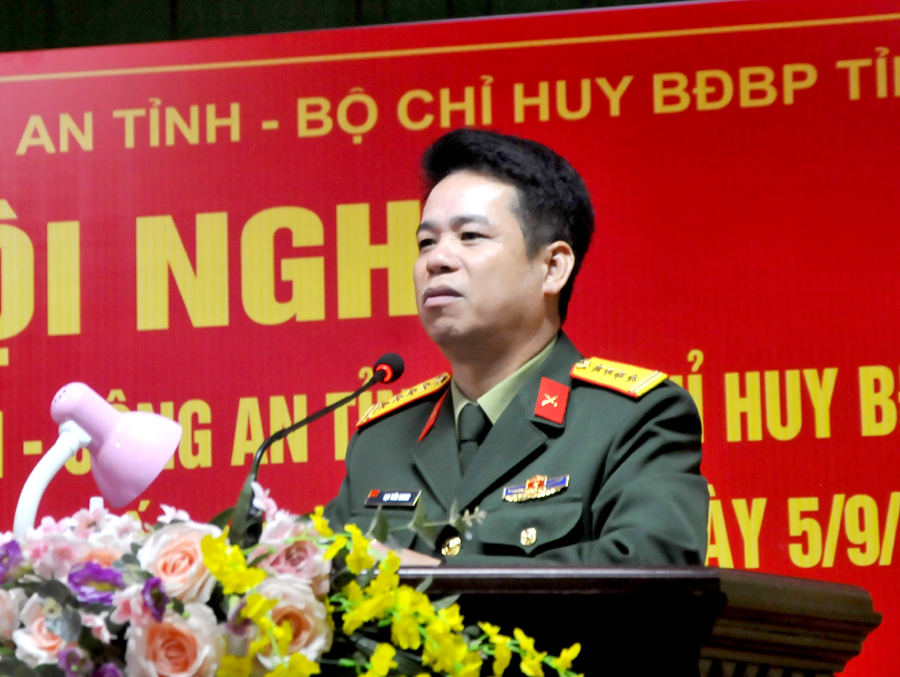 Đại tá Lại Tiến Giang, Chỉ huy trưởng Bộ CHQS tỉnh báo cáo công tác phối hợp giữa ba lực lượng trong thực hiện nhiệm vụ quân sự - quốc phòng.