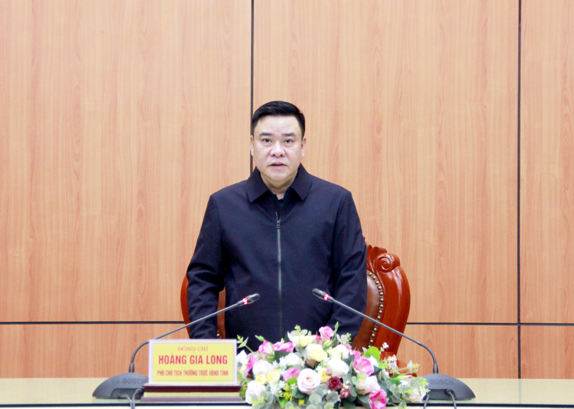 Phó Chủ tịch Thường trực UBND tỉnh Hoàng Gia Long phát biểu tại cuộc họp.