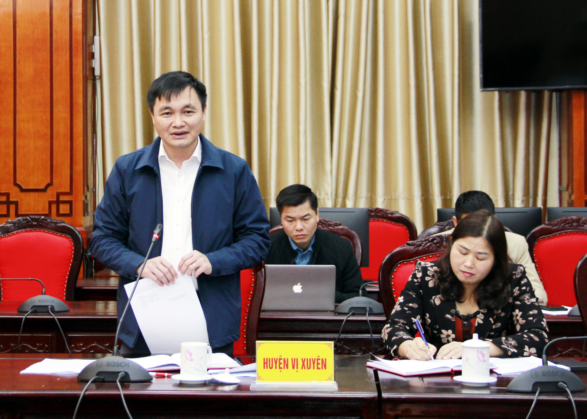 Bí thư Huyện ủy Vị Xuyên Đỗ Anh Tuấn phát biểu tại cuộc họp.