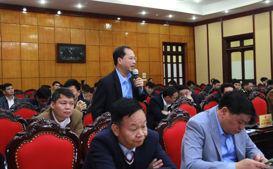 Chủ tịch UBND thành phố Hà Giang Nguyễn Danh Hùng thảo luận tại hội nghị.
