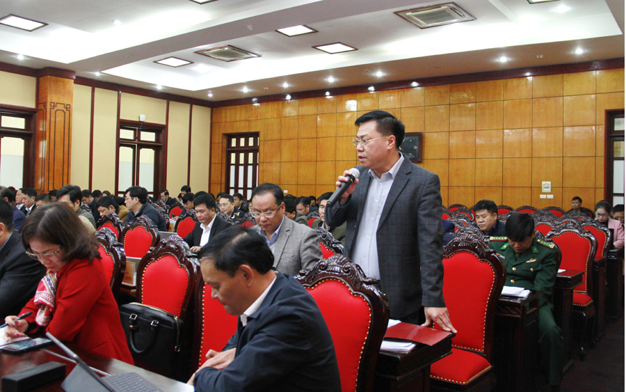 Giám đốc Sở Xây dựng Nguyễn Tiến Dũng thảo luận về công tác quy hoạch của tỉnh.
