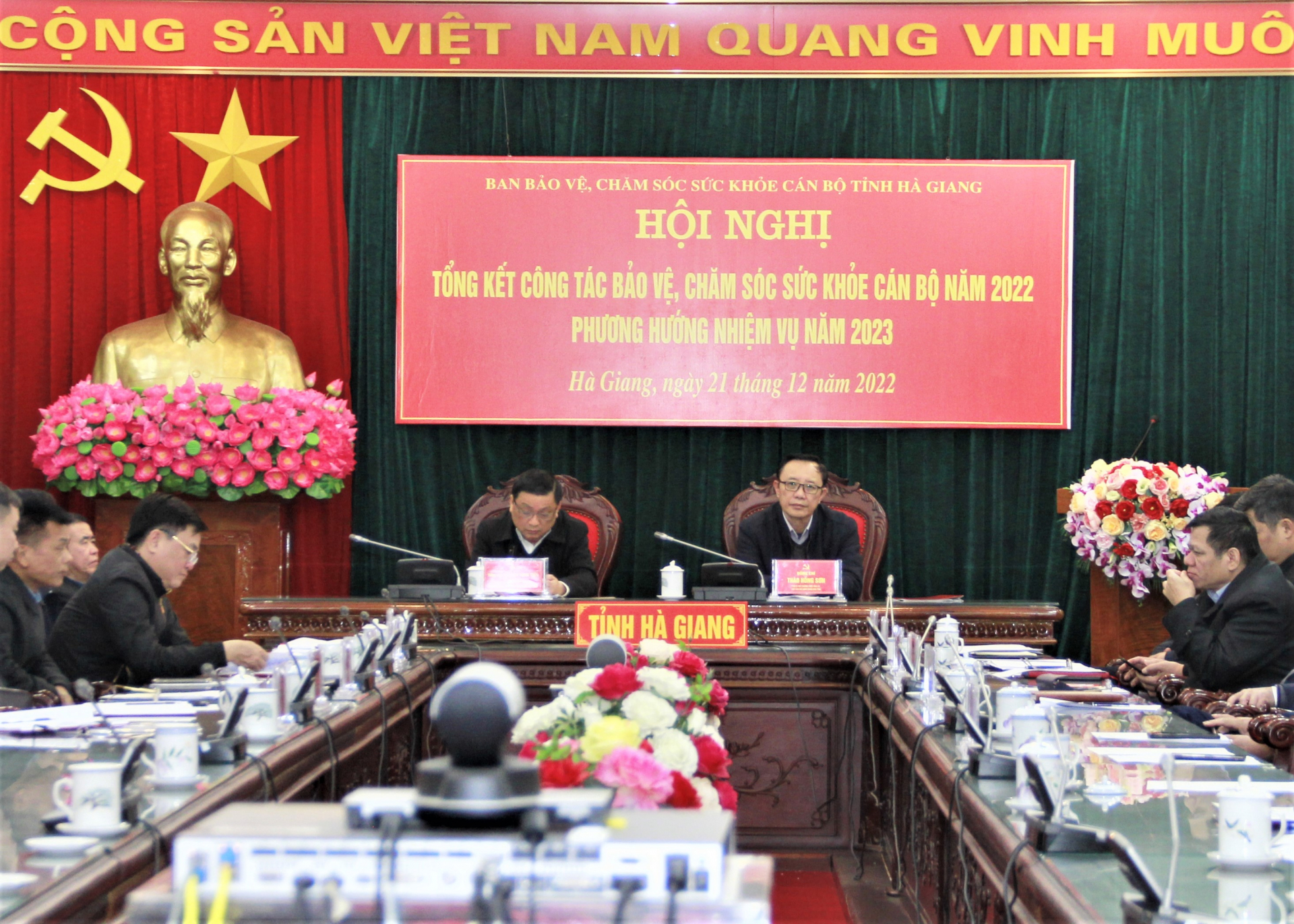 Phó Bí thư Thường trực Tỉnh ủy, Chủ tịch HĐND tỉnh Thào Hồng Sơn và các đại biểu dự hội nghị tại điểm cầu tỉnh.