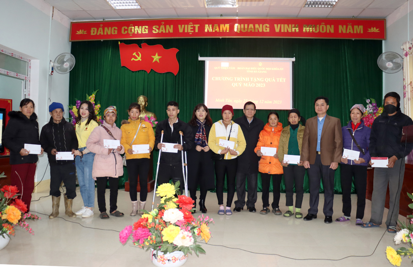 Phó Trưởng đoàn Chuyên trách Đoàn ĐBQH tỉnh Lý Thị Lan và đại diện Qũy Thiện tâm của Tập đoàn Vingroup tặng quà Tết cho các hộ nghèo xã Minh Tân (Vị Xuyên).