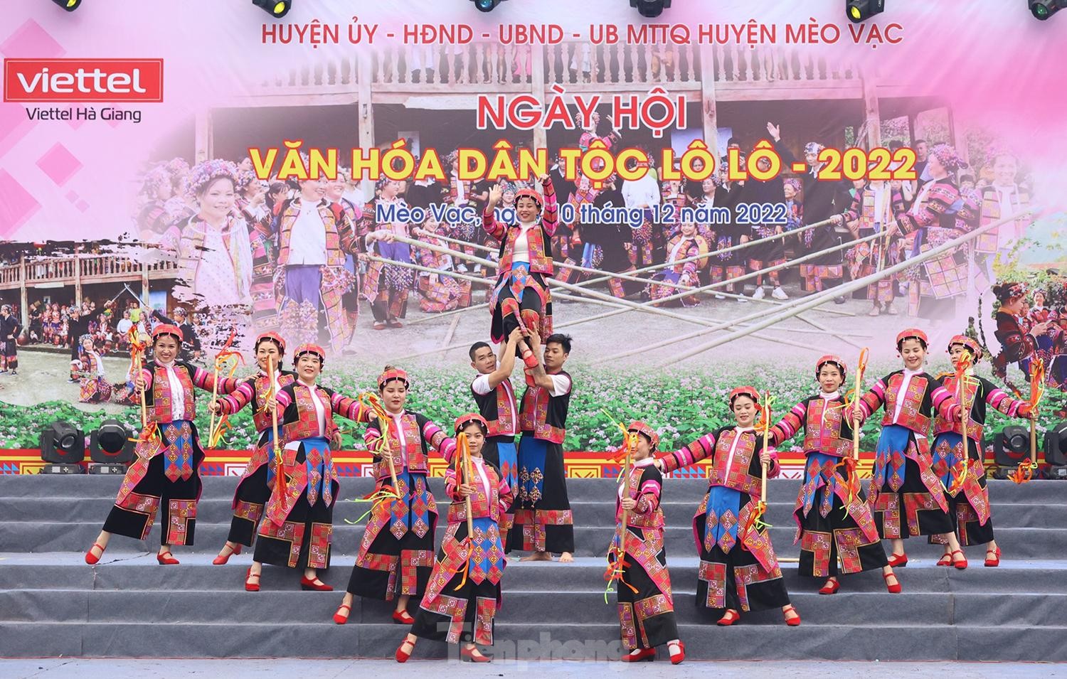 Điệu Hát giao duyên do các nghệ nhân xã Lũng Cú, huyện Đồng Văn thực hiện.