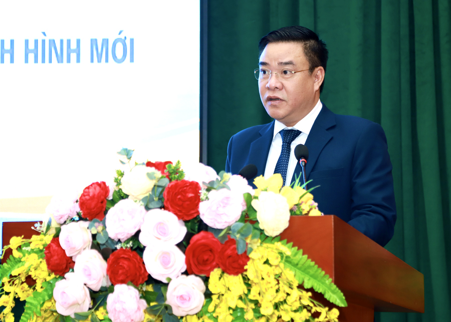 Phó Chủ tịch Thường trực UBND tỉnh Hoàng Gia Long phát biểu tại hội nghị
