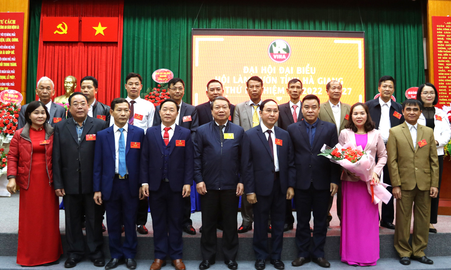 Phó Chủ tịch Thường trực UBND tỉnh Hoàng Gia Long tặng hoa chúc mừng BCH Hội Làm vườn tỉnh khóa IV, nhiệm kỳ 2022-2027
