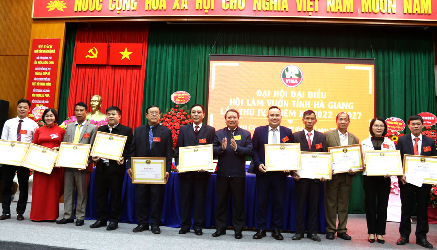 Lãnh đạo Hội Làm vườn Việt Nam tặng Bằng khen cho các cá nhân có thành tích xuất sắc trong nhiệm kỳ 2017-2022
