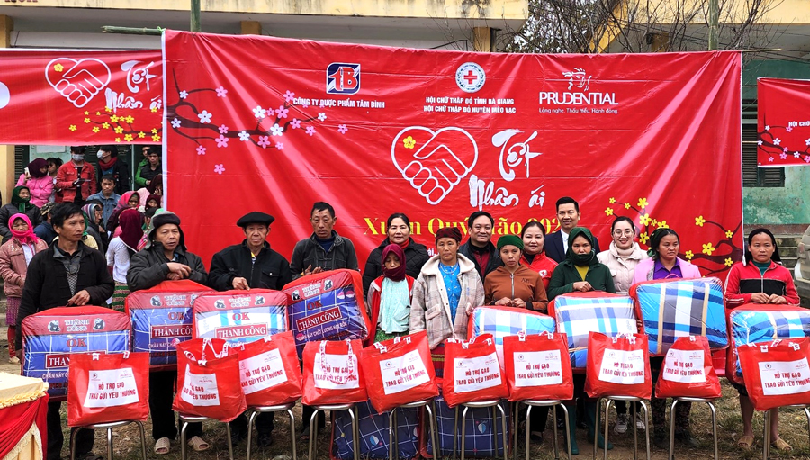 Đại diện nhà tài trợ và Hội Chữ thập đỏ tỉnh trao các phần quà Tết cho các hộ khó khăn xã Xín Cái (Mèo Vạc)
