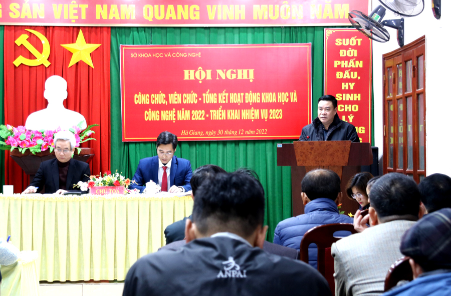 Phó Chủ tịch Thường trực UBND tỉnh Hoàng Gia Long phát biểu tại hội nghị
