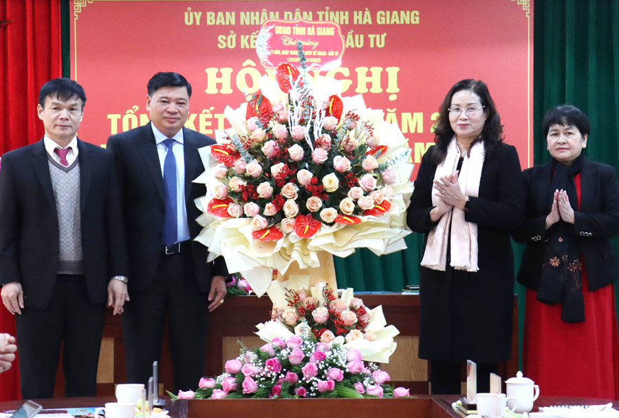 Phó Chủ tịch UBND tỉnh Hà Thị Minh Hạnh tặng Sở Kế hoạch và Đầu tư lẵng hoa nhân kỷ niệm 77 năm Ngày truyền thống ngành Kế hochj và Đầu tư (31.12.1945 – 31.12.2022).