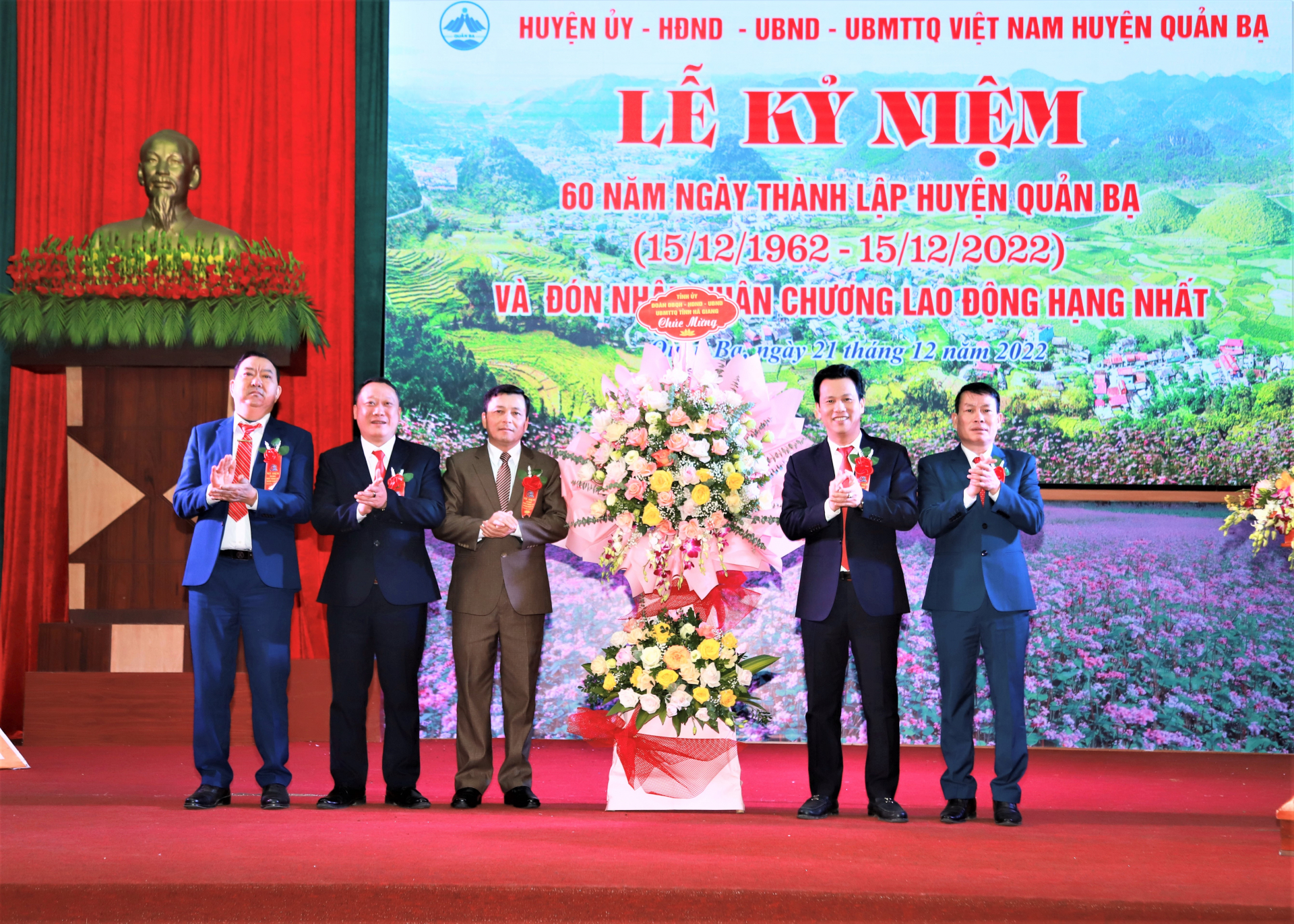 Bí thư Tỉnh ủy Đặng Quốc Khánh tặng lẵng hoa chúc mừng Đảng bộ, chính quyền và nhân dân huyện Quản Bạ
