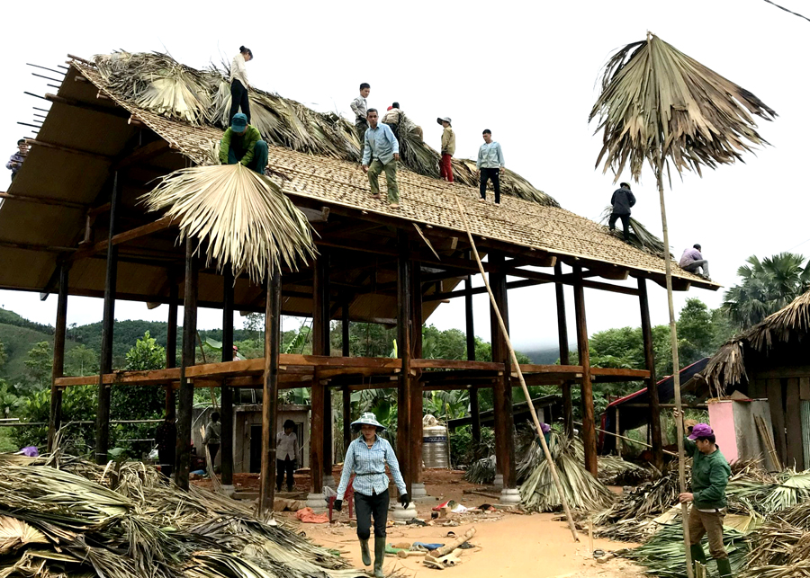 Người dân xã Vô Điếm phát huy tinh thần đoàn kết, giúp nhau xây dựng nhà ở.