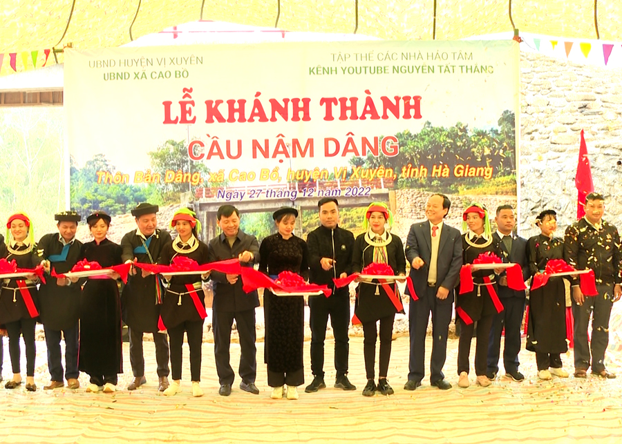 Lãnh đạo Ban Dân tộc tỉnh, huyện Vị Xuyên và chủ kênh Youtube Nguyễn Tất Thắng cắt băng khánh thành cầu Nậm Dâng.