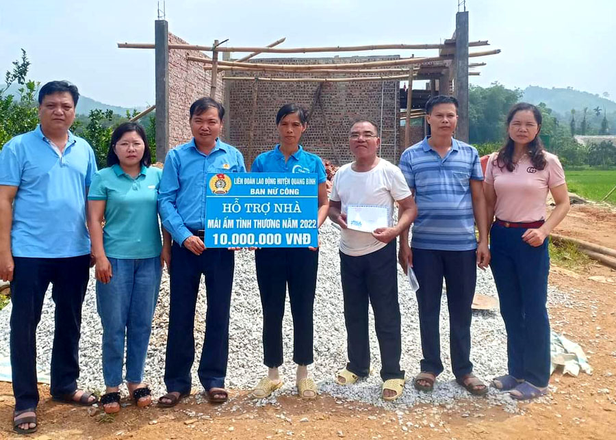 Lãnh đạo Liên đoàn Lao động huyện Quang Bình trao tiền hỗ trợ sửa nhà cho chị Tô Thị Viết, đoàn viên Công đoàn Trường THCS Vĩ Thượng.