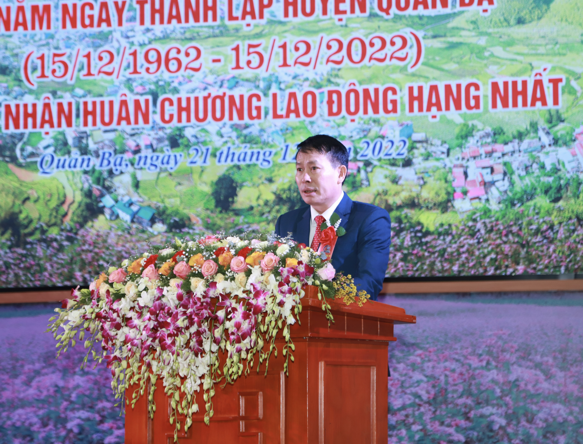 Bí thư Huyện ủy Quản Bạ Đỗ Văn Hùng trình bày diễn văn tại lễ kỷ niệm