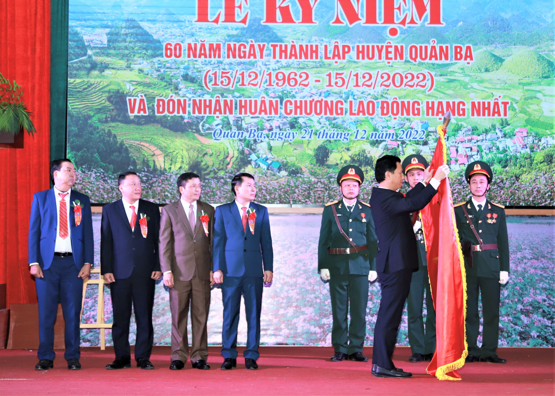 Bí thư Tỉnh ủy Đặng Quốc Khánh trao Huân chương Lao động hạng Nhất của Chủ tịch nước cho huyện Quản Bạ