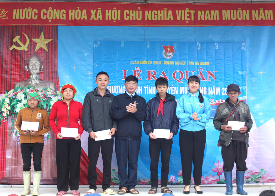 Đoàn khối CQ - DN tỉnh trao tặng 8 suất quà cho các hộ gia đình có hoàn cảnh khó khăn tại xã Túng Sán
