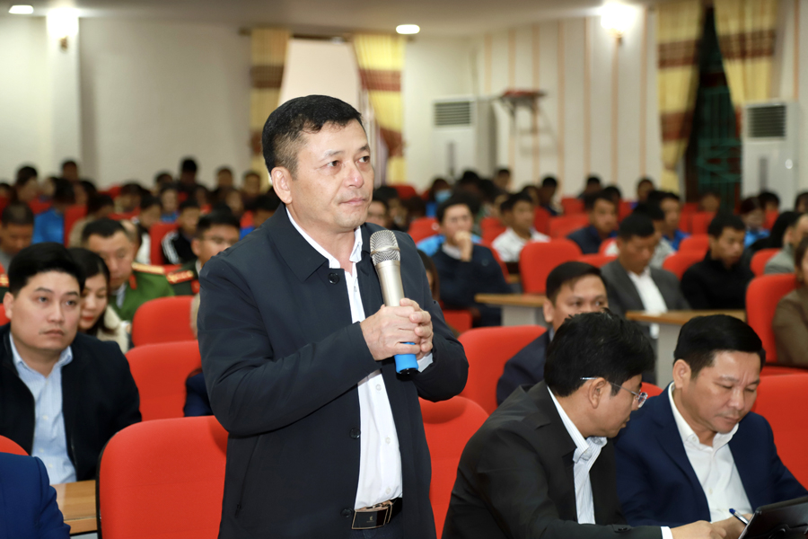 Chủ tịch HĐND huyện Quản Bạ, Lò Sỉ Chảo tổng hợp các ý kiến của cử tri ở cơ sở thông tin tới tổ đại biểu HĐND tỉnh
