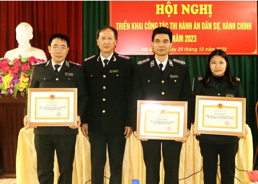 Cục trưởng Cục THADS tỉnh Hà Giang tặng Bằng khen của Bộ trưởng Bộ Tư pháp cho 3 tập thể có thành tích xuất sắc trong năm 2021 - 2022