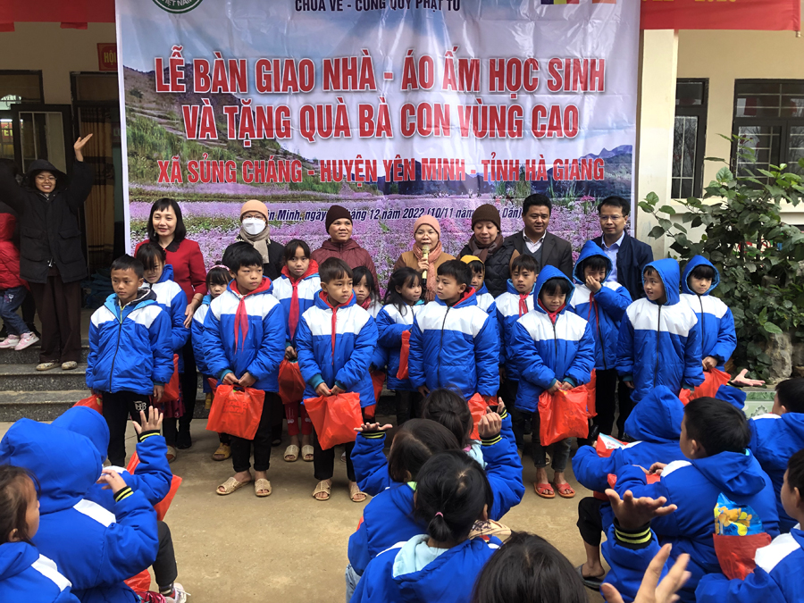 Đoàn tặng áo ấm cho học sinh Trường PTDT bán trú Tiểu học và THCS xã Sủng Cháng
