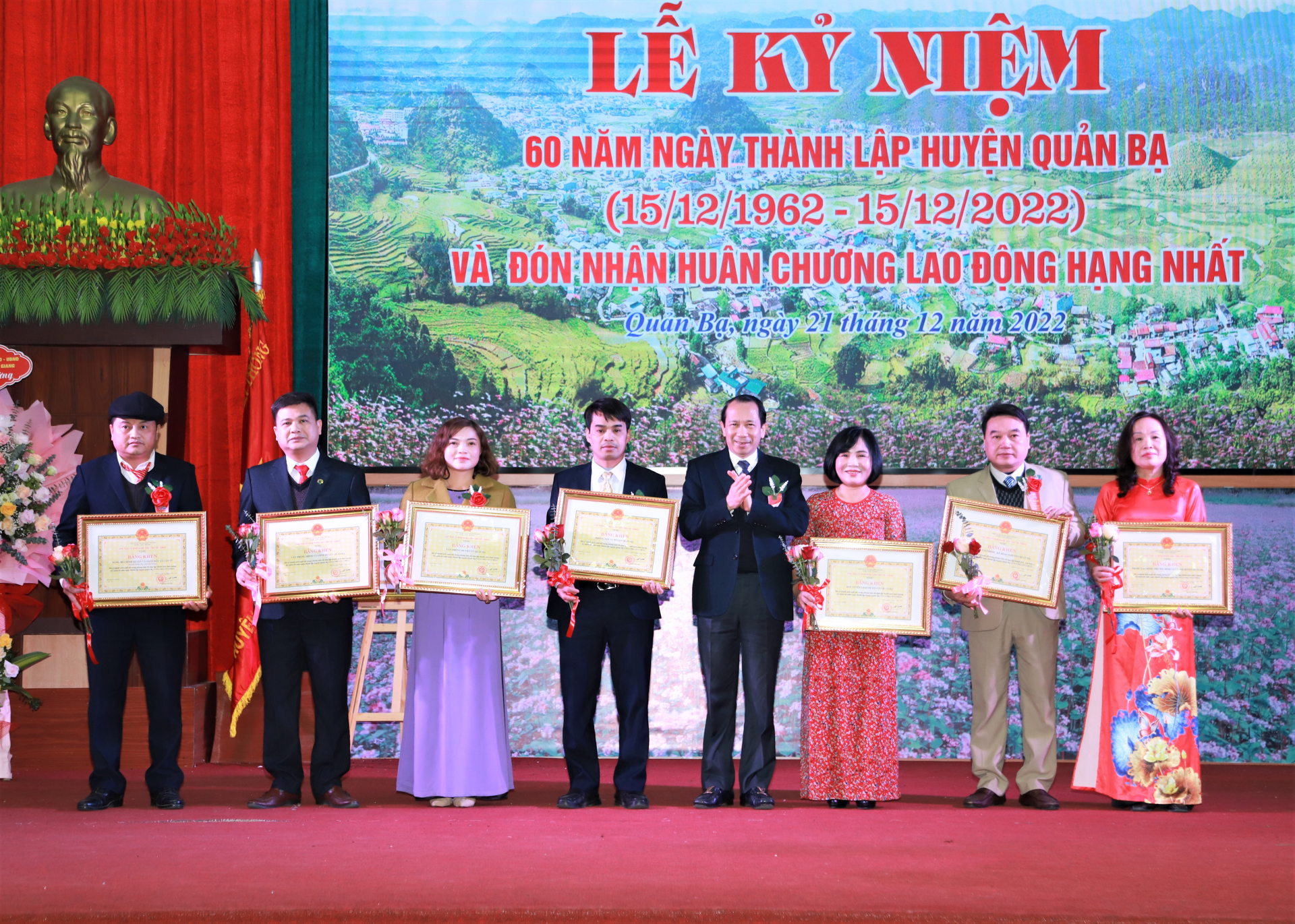Phó Chủ tịch UBND tỉnh Trần Đức Quý trao Bằng khen của Chủ tịch UBND tỉnh cho các tập thể