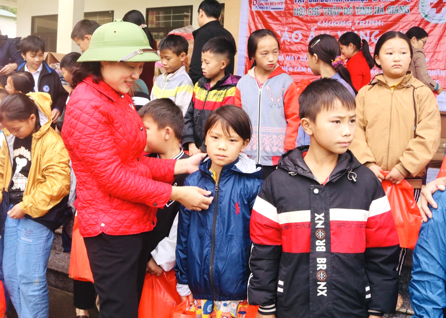 Lãnh đạo Hội Chữ thập đỏ tỉnh trao quà cho học sinh Trường PTDT Bán trú THCS Tả Ván (Quản Bạ).
