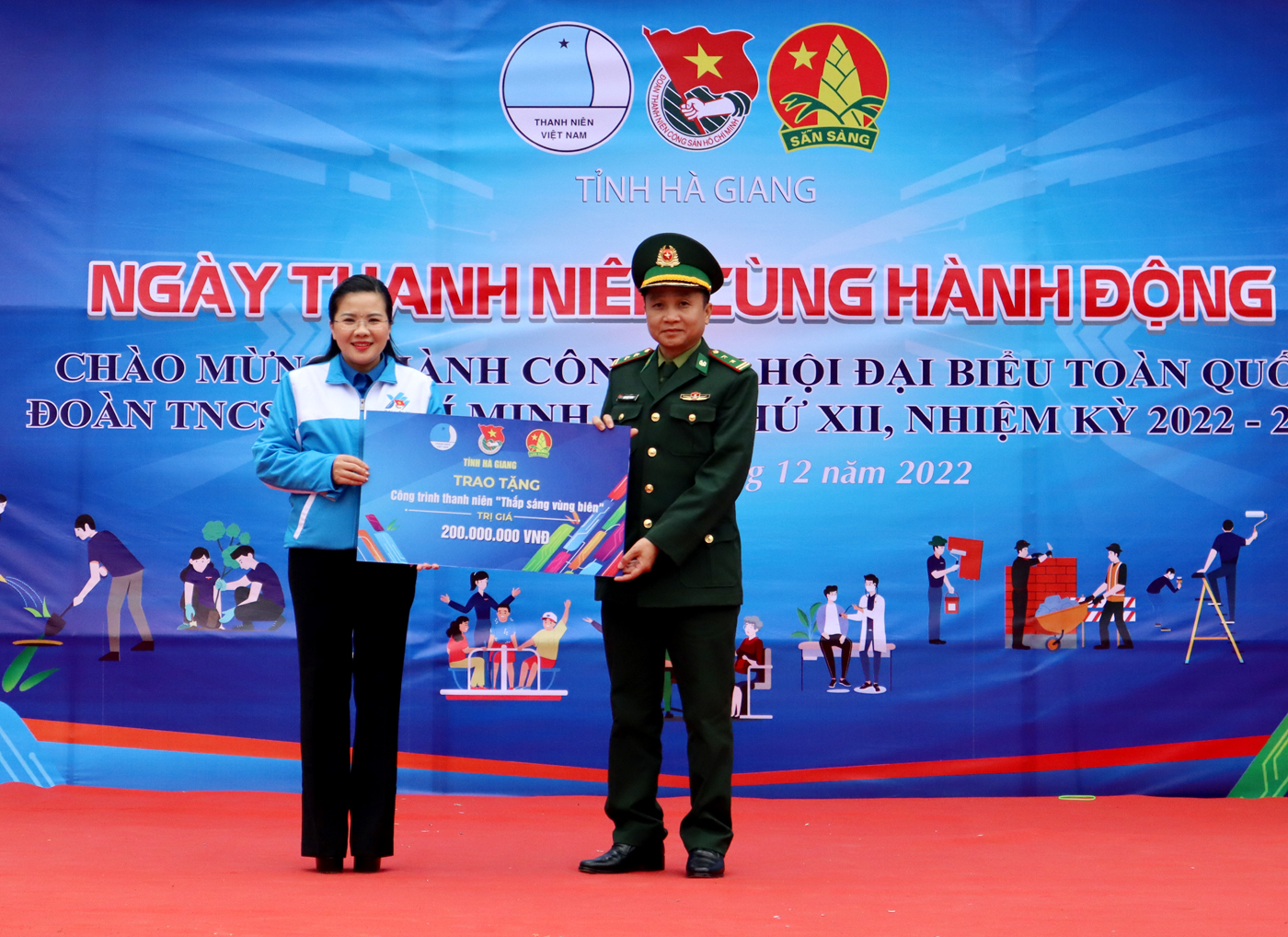 Bí thư Tỉnh đoàn trao tặng biển Công trình Thắp sáng đường biên cho Bộ chỉ huy Biên phòng tỉnh