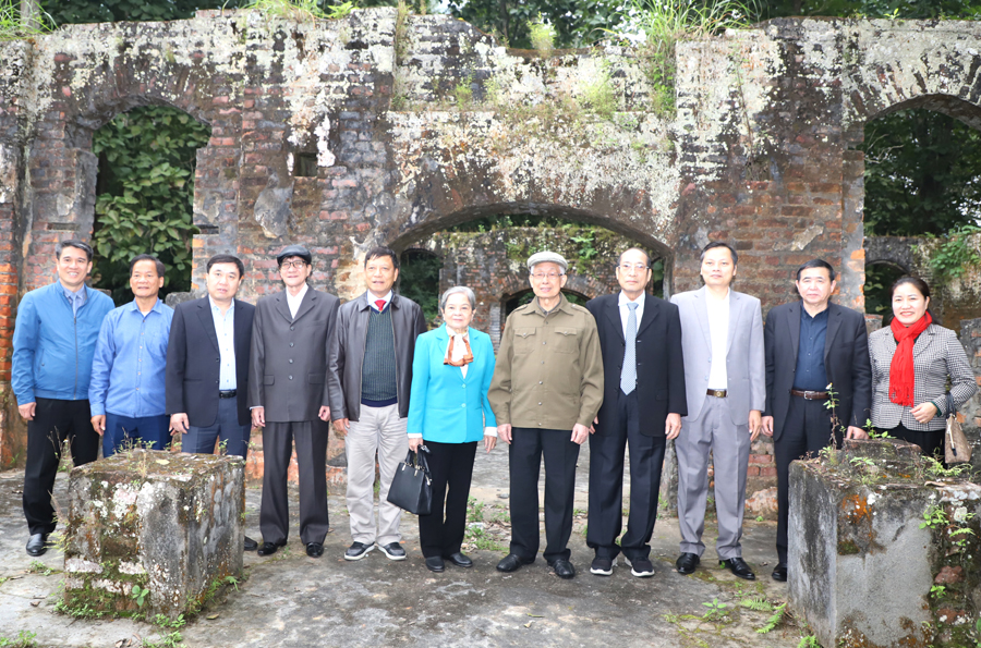 Đoàn công tác nguyên lãnh đạo Ban Tổ chức T.Ư chụp ảnh lưu niệm với các đồng chí lãnh đạo tỉnh và huyện Bắc Mê.

