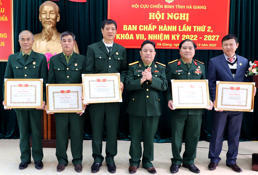 Chủ tịch Hội CCB tỉnh trao Bằng khen của BCH T.Ư Hội CCB Việt Nam cho 5 tập thể đã có thành tích xuất sắc trong phong trào thi đua “Cựu chiến binh gương mẫu” năm 2022.

