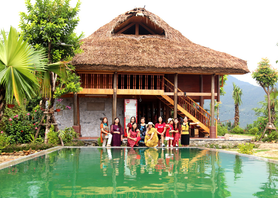 Du khách trải nghiệm loại hình du lịch cộng đồng tại xã Phương Độ (thành phố Hà Giang).