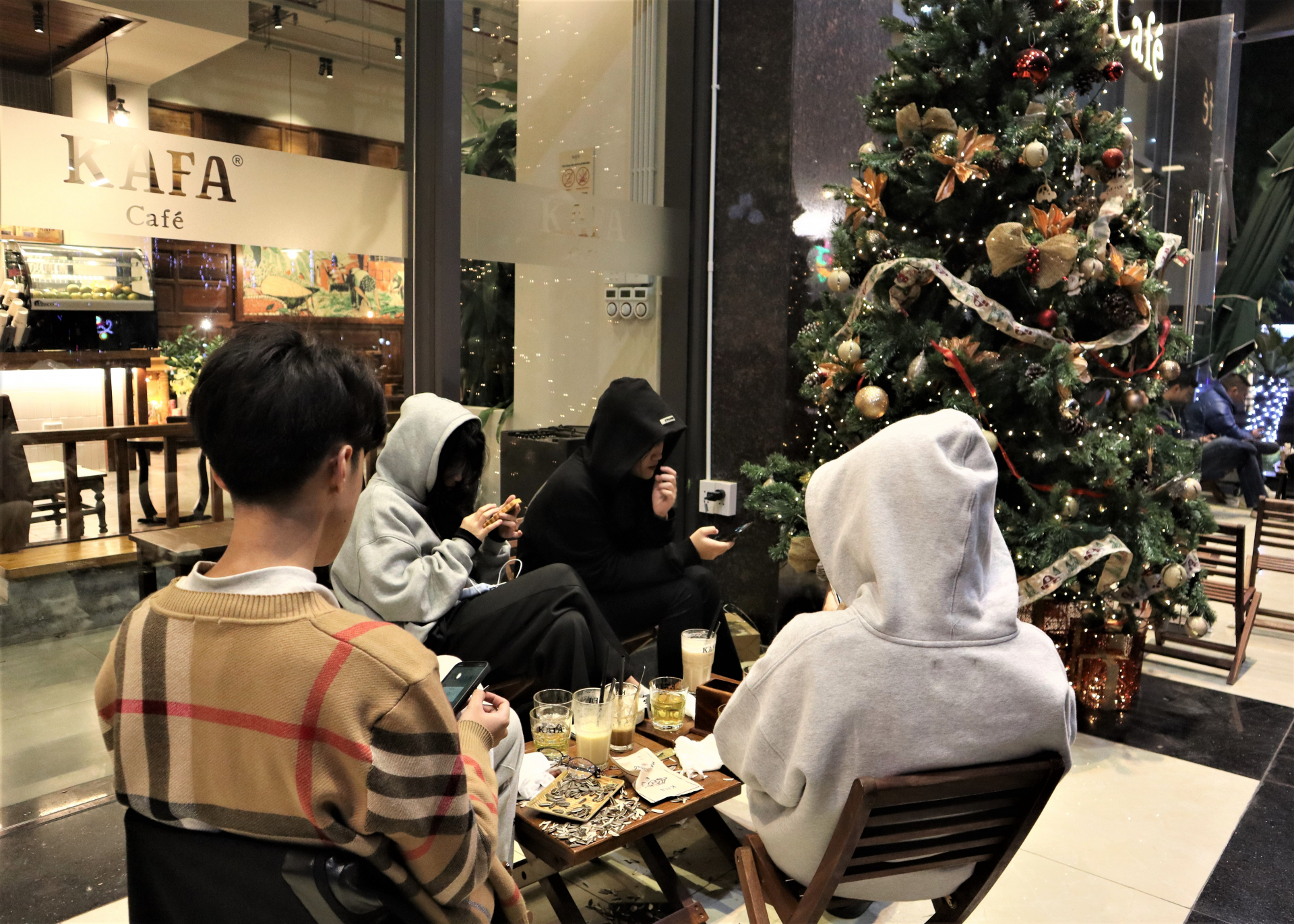 Một số các bạn thì lại chọn quán cà phê là nơi tận hưởng không khí đêm Noel để quây quần, tâm sự sau những giờ học ở trường.
