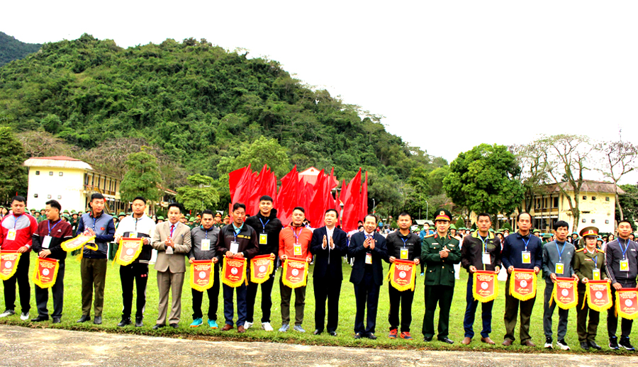  Phó Chủ tịch UBND tỉnh Trần Đức Quý trao cờ lưu niệm cho các đội tham dự hội thao.
