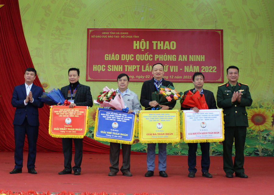 BTC trao giải Nhất, Nhì, Ba toàn đoàn cho các đội đoạt giải tại Hội Thao.
