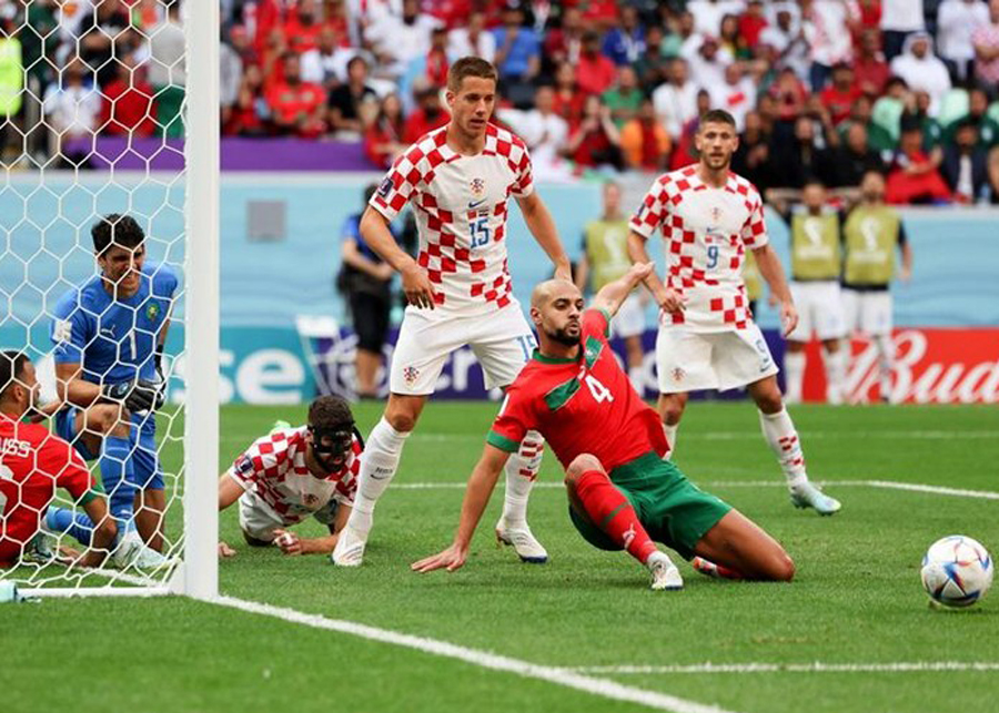 Tình huống bóng giữa hai đội Maroc và Croatia tại trận đấu ở vòng bảng.

