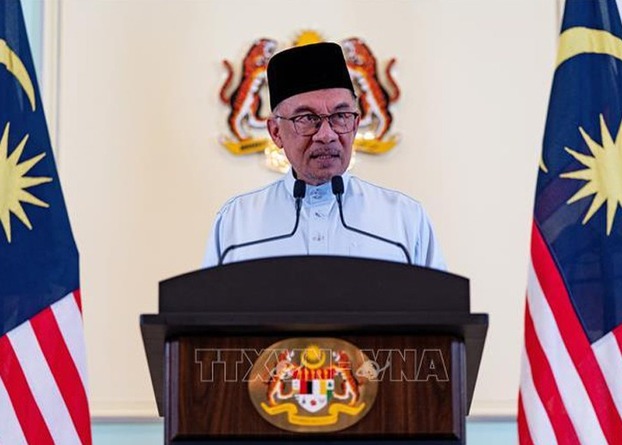 Thủ tướng Malaysia Anwar Ibrahim phát biểu tại cuộc họp báo ở Putrajaya, Malaysia.