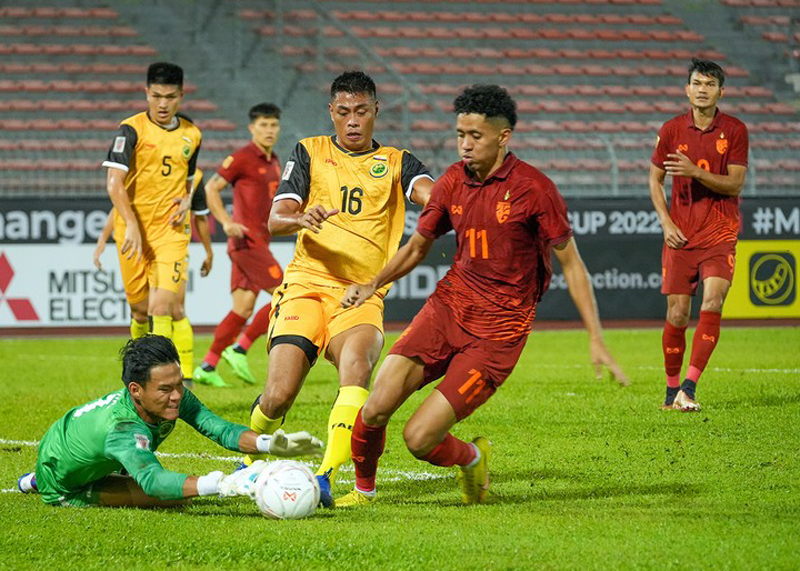 Thái Lan (áo đỏ) sẽ tiếp tục khẳng định sức mạnh sau trận thắng đậm Brunei. Pha tranh bóng giữa cầu thủ hai đội Indonesia (áo sẫm) và Campuchia.