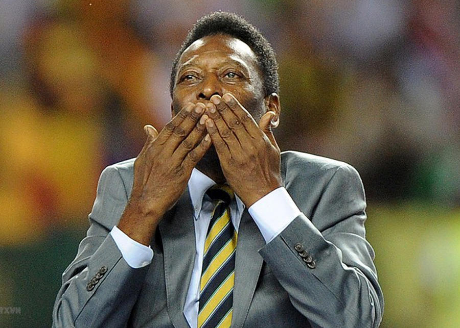 Vua bóng đá Pele tới xem trận bán kết giải Vô địch các quốc gia châu Phi (CAN 2012) giữa Mali và Côte d’Ivoire ở Libreville, Gabon ngày 8/2/2012.