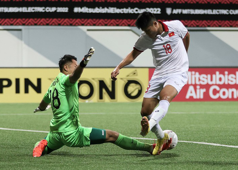 Dù rất nỗ lực, nhưng Việt Nam (áo trắng) vẫn không thể ghi bàn vào lưới Singapore.