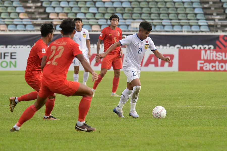 Liên tục dẫn trước, Lào (áo trắng) vẫn không vượt qua đội chủ nhà Myanmar.