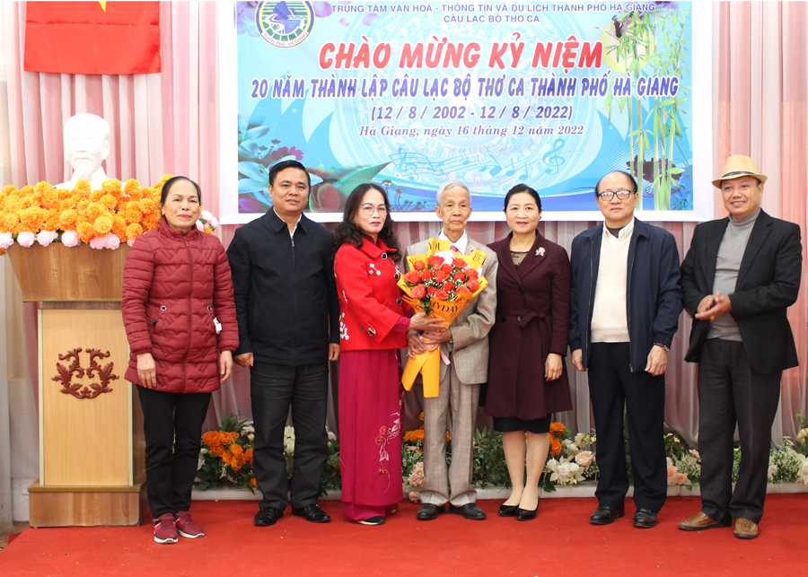 Các đại biểu tặng hoa chúc mừng CLB thơ - ca nhân kỷ niệm 20 năm ngày thành lập.
